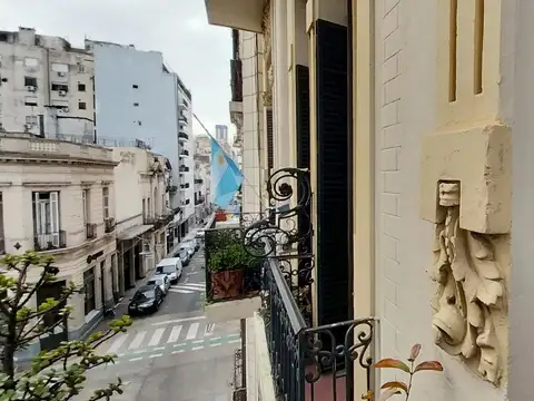 Departamento 3 ambientes al frente con balcón.