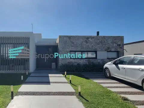 Casa en venta en Lagos de Canning con 4 dormitorios y piscina