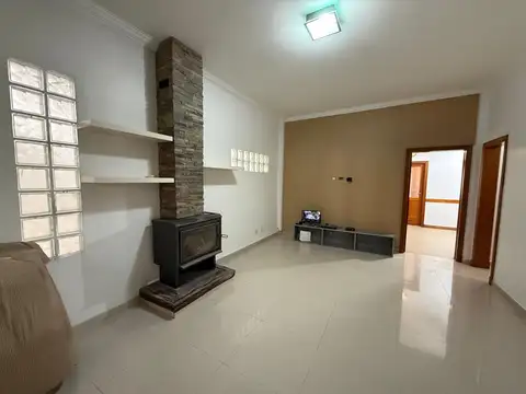Casa en Alquiler en Bernal Oeste, USD 1.400