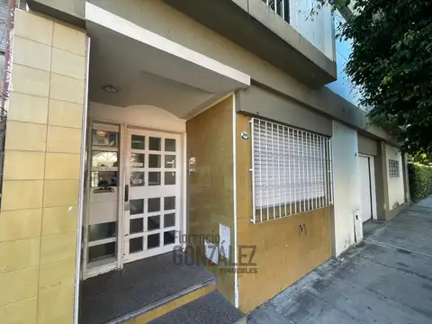 MONOAMBIENTE EN PLANTA BAJA AL FRENTE CON COCHERA, BAULERA Y DEPOSITO