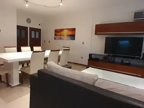 VENTA TRIPLEX IMPECABLE ,  4 AMBIENTES, BERNAL