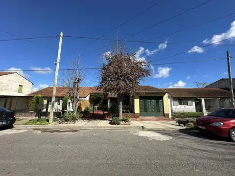 Casa en Venta de 2 dormitorios. Patio con quincho y parrila. Barrio Santa Florentina, Campana