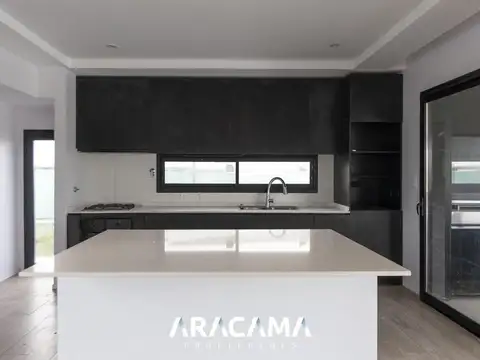 Casa en Alquiler con 2 cocheras