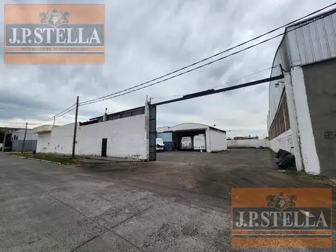 Galpón Industrial  Semi cubierto 700 m² s/ 2.050 de Lote - Oficinas, Baño y Vestuario- Tablada