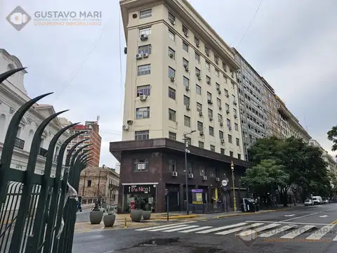 Amplia y Luminosa Oficina totalmente amoblada . Al frente. Vista abierta. a pazos plaza de Mayo