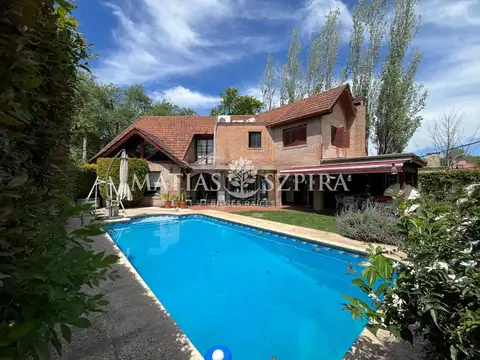 Venta casa 6 ambientes. Parque y pileta en barrio cerrado