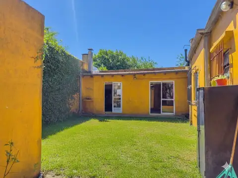 CASA VENTA CITY BELL 3 DORMITORIOS PATIO QUINCHO