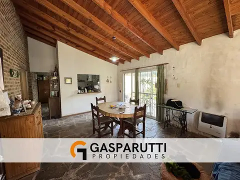 Casa 4 ambientes con 2 baños