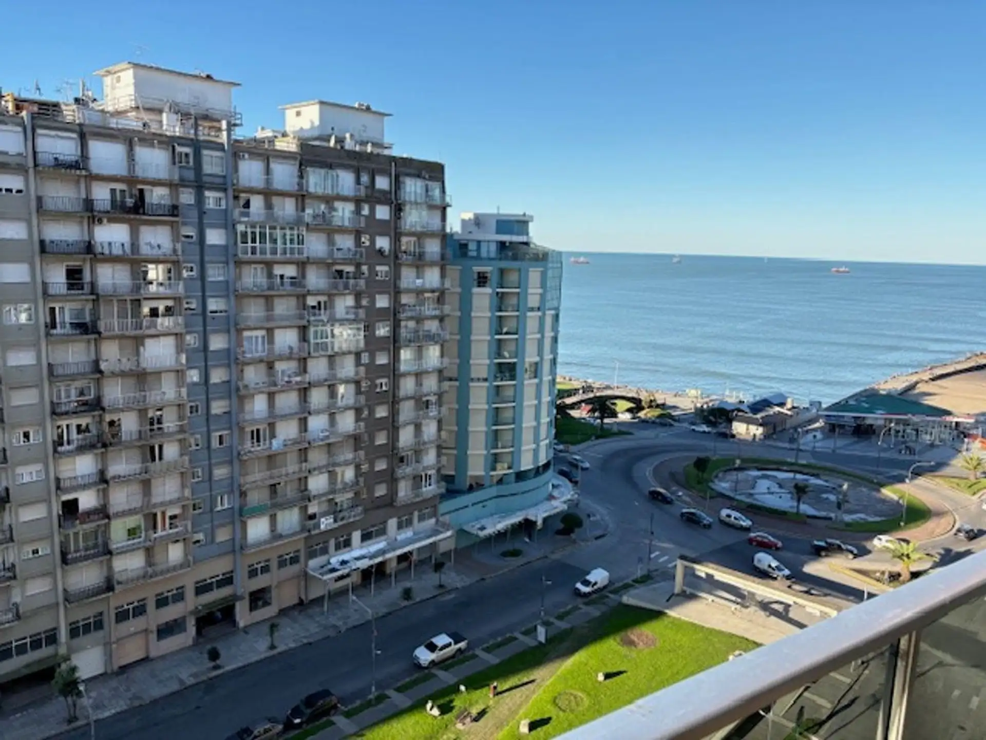 VENTA SEMIPISO FRENTE AL MAR CON COCHERA