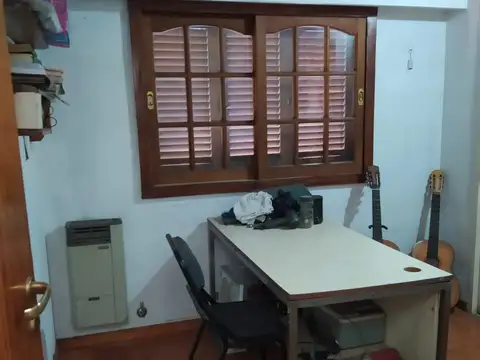 Excelente estado Venta Casa 4 amb. +Garage + Jardin + parque arbolado  (V. Celina) sobre Pintos.
