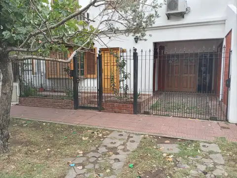 Excelente estado Venta Casa 4 amb. +Garage + Jardin + parque arbolado  (V. Celina) sobre Pintos.