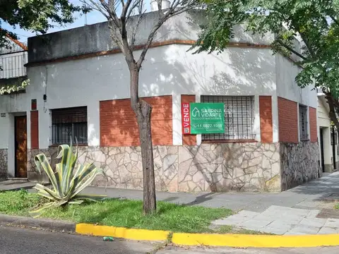 Casa sobre lote Propio en esquina 4 amb, Cochera, Terraza con espacio aéreo Ideal Reforma.