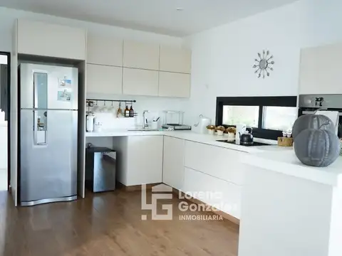 Casa en Alquiler con 2 cocheras