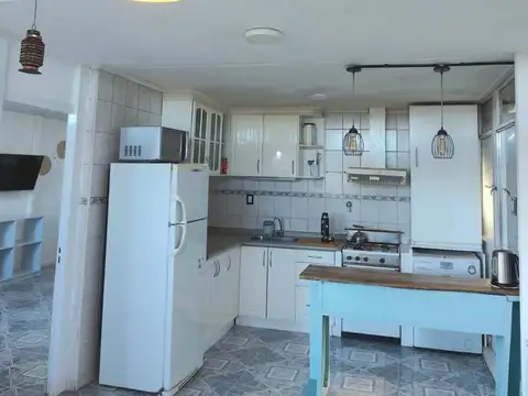 CASA CENTRICA CON PARRILLA Y PATIO
