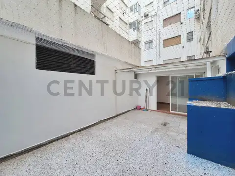 Departamento 2 ambientes con patio en zona Güemes