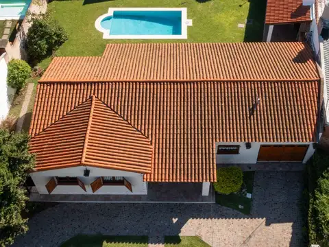 Casa 4 ambientes con 2 baños