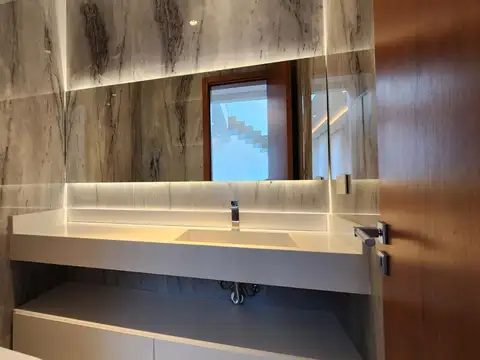 Casa 6 ambientes con 7 baños
