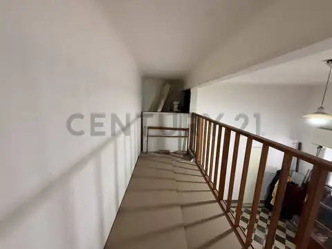 Local con entrepiso en Gerli centro
