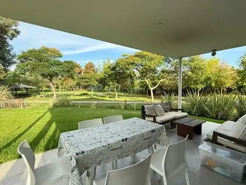 Casa en Venta con 4 cocheras