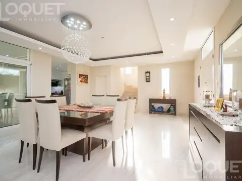 Casa en Venta con 2 cocheras
