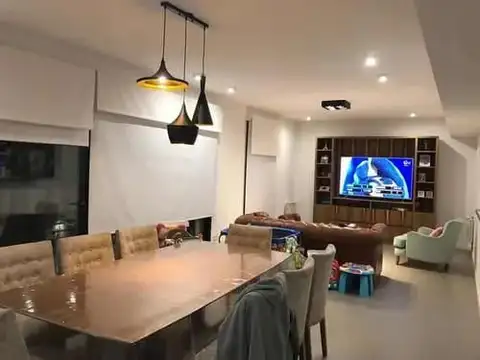 OPORTUNIDAD DE 4 AMBIENTES GRAN CATEGORIA CON COCHERAS