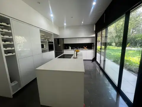 Casa 6 ambientes con 3 baños