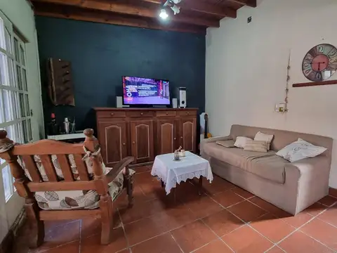 Casa 4 ambientes con 2 baños