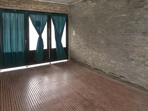 Casa 5 ambientes con 1 baño