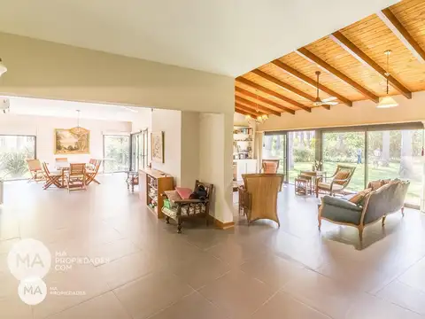 Casa en Alquiler con 3 cocheras