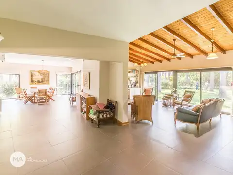 Casa en Alquiler con 3 cocheras