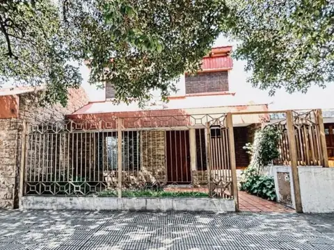 SE VENDE CASA DE 2 PISOS  EN PQUE ATLANTICA