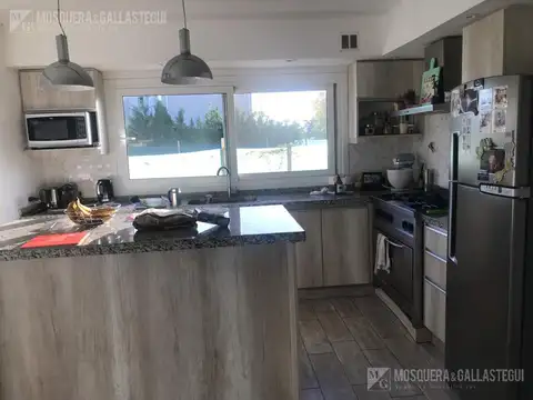 Casa 5 ambientes con 2 baños