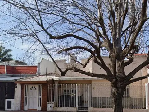 Casa 3 ambientes con fondo y pileta