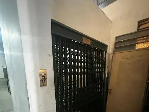 Galpon de 420 m2 cubiertos en 2 plantass con montacarga