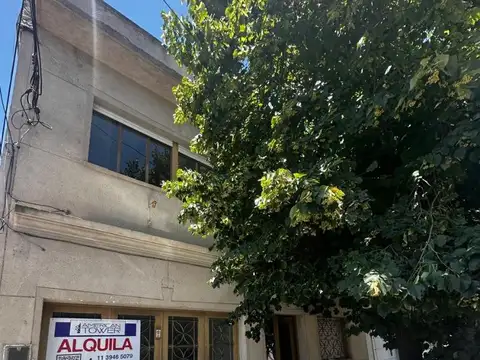 Galpon de 420 m2 cubiertos en 2 plantass con montacarga