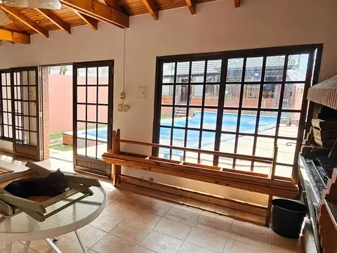 CASA VENTA 4 AMBIENTES BERNAL OESTE PILETA QUINCHO