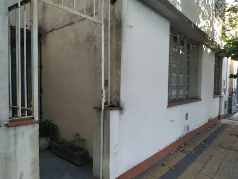 CASA DE 3 AMBIENTES CON PATIO CHICO A REFACCIONAR - EXCELENTE UBICACION - CONSULTE