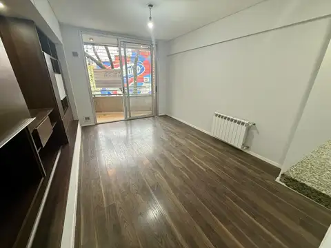 Departamento 1 dormitorio con cochera y balcón terraza con parrillero
