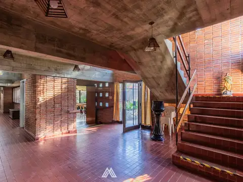 Casa en Alquiler con 3 cocheras