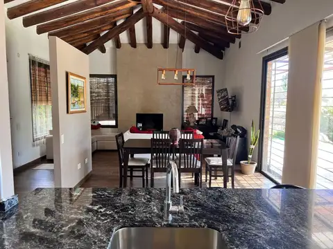 Casa 4 ambientes con 2 baños