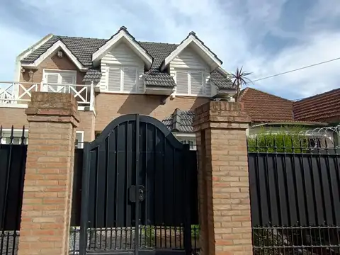 IMPONENTE CASA EN CENTRO DE ADROGUE CON FONDO  