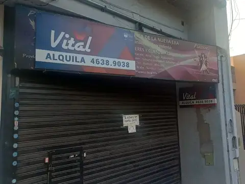 Amplio local de 4 x 20 mts Zona Comercial Calle Guamini entre Chilavert y Barros Pazos.