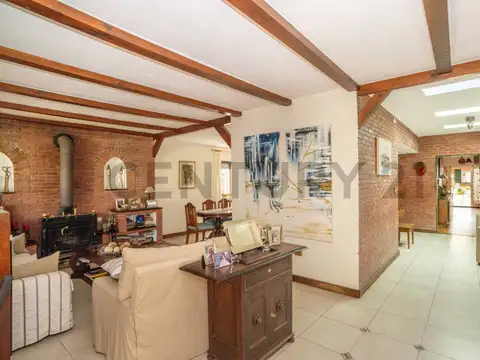 Casa 6 ambientes con 2 baños