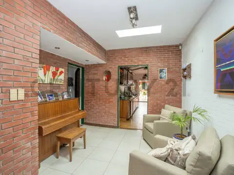 VENTA DE CASA  CON JARDÍN, PILETA, PARRILLA, PATIO Y COCHERA