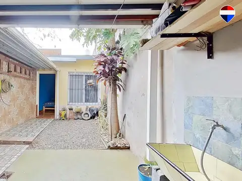 Casa con Patio y 2/3 Dorm. + Cochera | Oportunidad