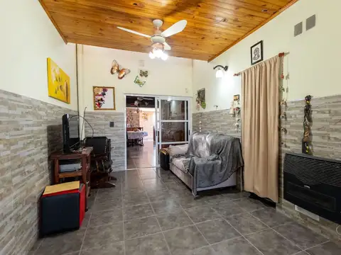Casa 4 ambientes con 2 baños
