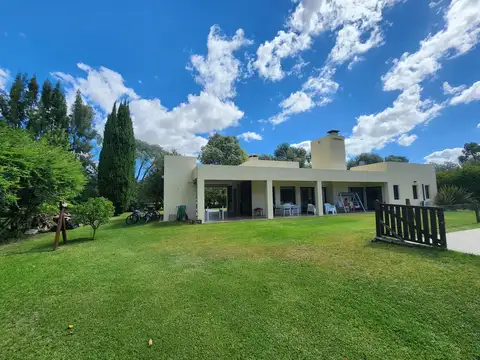 Venta Casa 4 ambientes - Campos de Roca