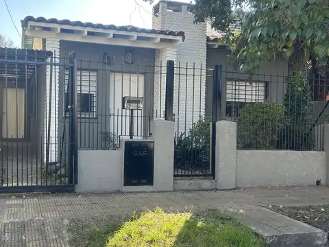 Alquiler Casa con cochera, jardin y parque en Castelar