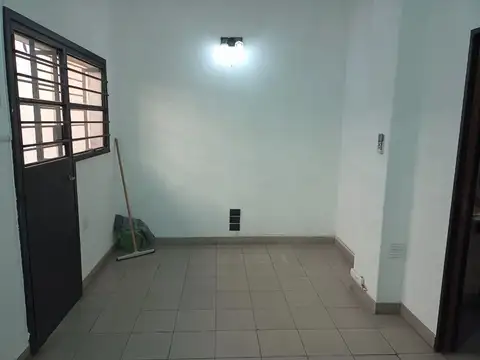 Amplia Oficina en alquiler a 50 Mts de Av. San Martin