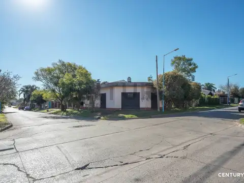 LOTE EN ESQUINA DE 447 m² CON CASA A RECICLAR O DEMOLER – APTO CRÉDITO